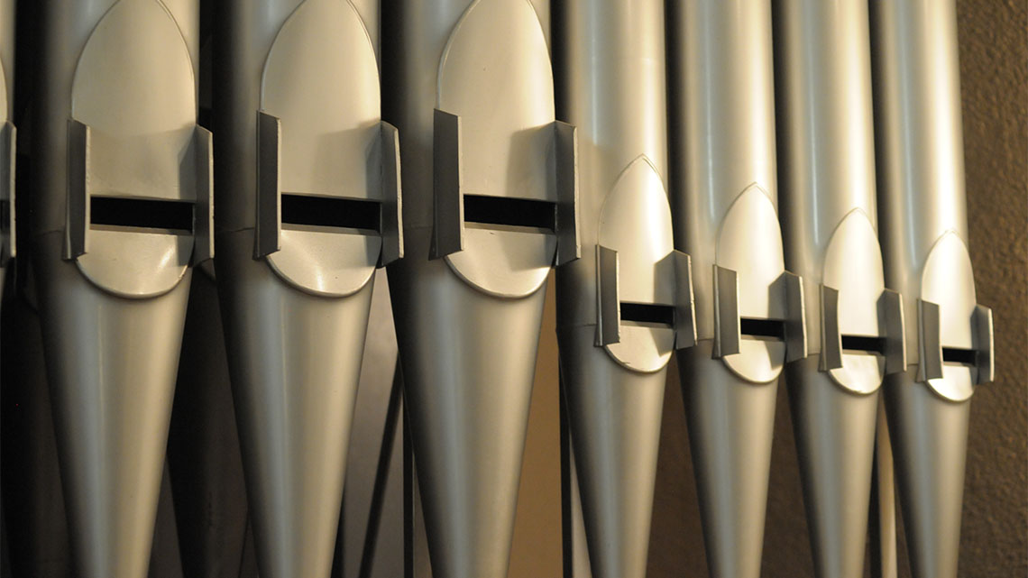 Photo of organ pipes. 