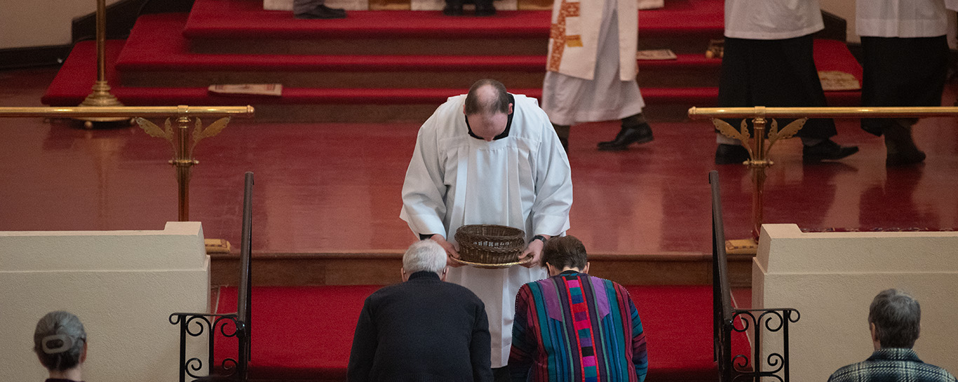 Bowing during the offertory