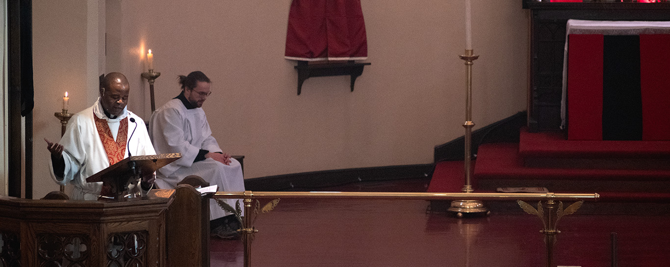 Fr Kwari gives the sermon for Palm Sunday from the pulpit