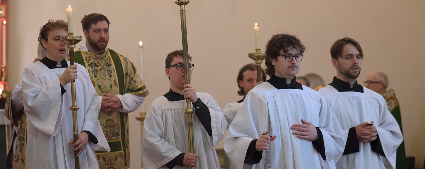 Gospel procession during Trinity 8