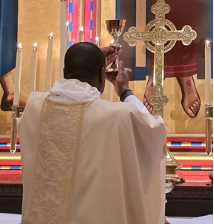 Fr Kwari elevates the chalice.