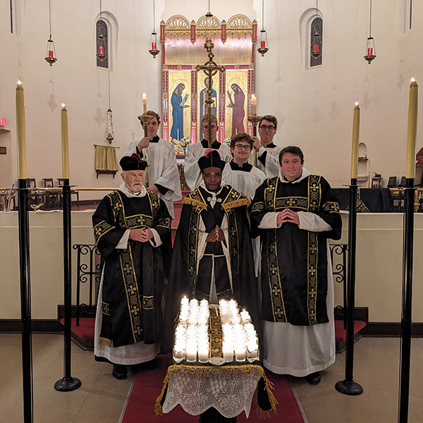 Fr Kwari, servers and sacred ministers after the service. 